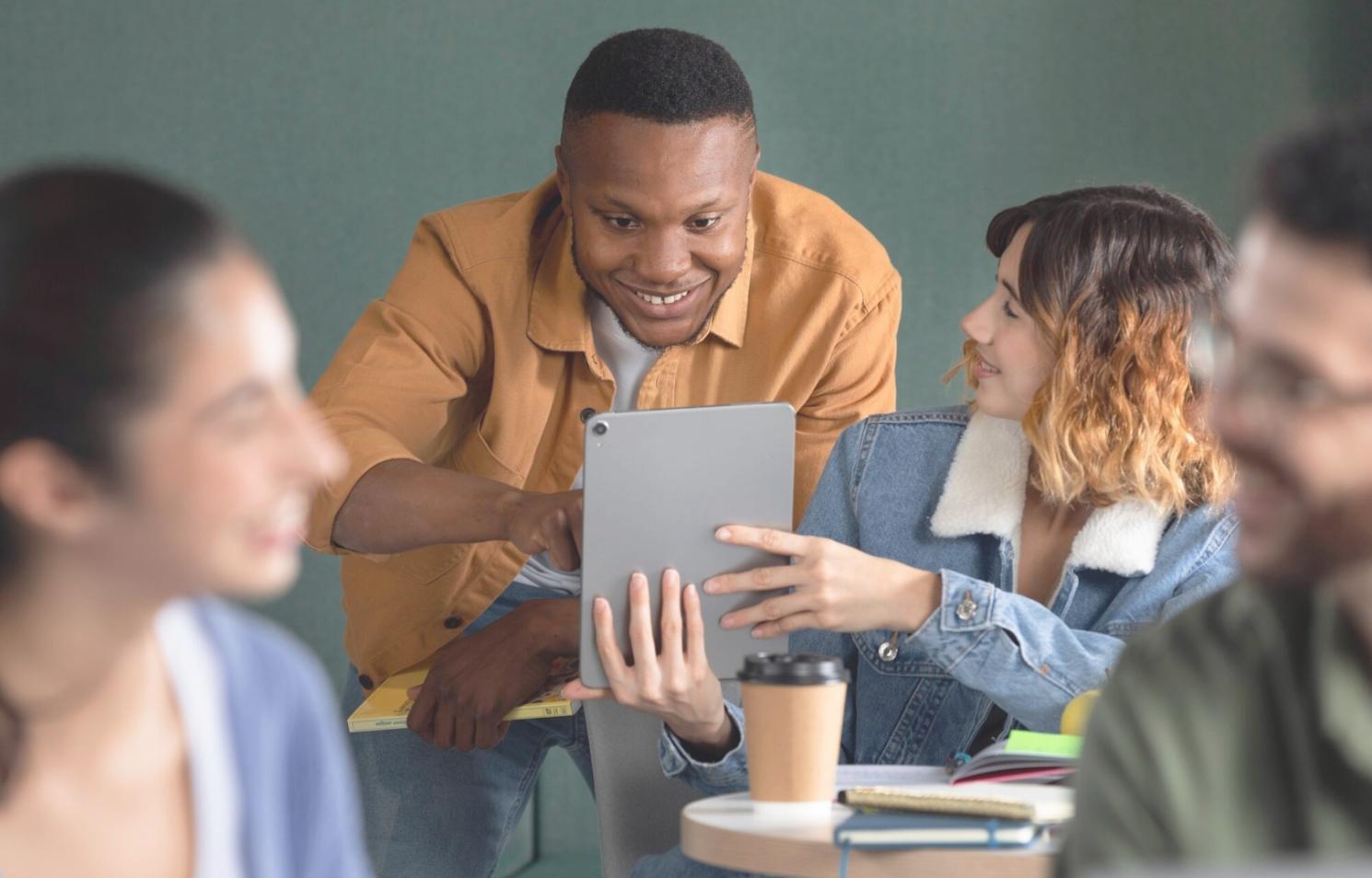 Gruppe von Fachkräften bei kollaborativer Lerneinheit